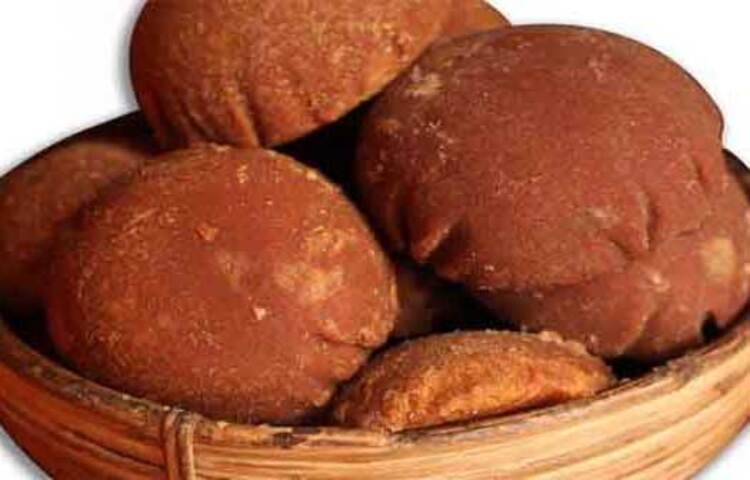 চিনি থেকে দূরে থাকুন। সেই জায়গায় প্রাধান্য দিন গুড়কে। লো ক্যালরির গুড়ে থাকে অ্যান্টিঅক্সিডান্টস, জিঙ্ক এবং সেলেনিয়াম। যা আপনার রোগ প্রতিরোধ ক্ষমতা বাড়াতে সাহায্য করে। দেহের ক্ষতিকারক টক্সিনগুলোকে বের করতে সাহায্য করার মধ্যে দিয়েই আপনার মেটাবলিজম ক্ষমতা আরও বাড়ায়। একই সঙ্গে ক্যালোরি গলাতেও সাহায্য করে গুড়।