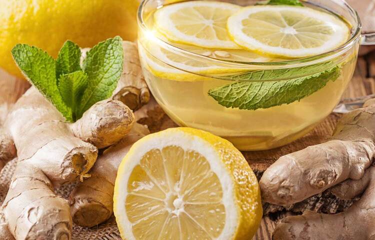 লেবু এবং গুড় উভয়ই তাদের মেটাব ফ্যাট মেটবলিজম বাড়িয়ে ওজন কমাতে বিশেষভাবে সাহায্য করে। নিচে আলোচিত পদ্ধতি অনুসরণ করে গুড় আর লেবুর সংমিশ্রণে ভুঁড়ি কমানোর চমৎকার একটি আয়ুর্বেদিক পানীয় বানিয়ে ফেলুন বাড়িতে বসেই। ঘুম থেকে উঠে খালি পেটে খেয়ে নিন।