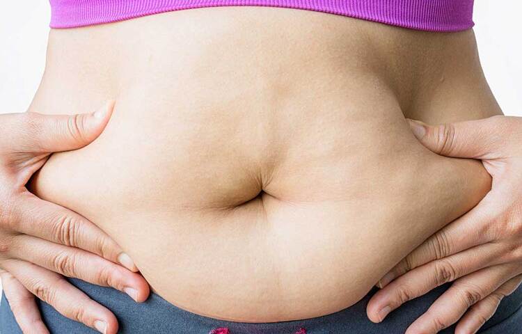 এক গ্লাস গরম পানি নিন। তাতে এক চামচ লেবুর রস দিয়ে দিন। সেই মিশ্রণে ছোট্ট এক টুকরো গুড় ফেলে দিন। সম্পূর্ণ মিশে গেলে উষ্ণ তাপে খেয়ে ফেলুন। এতে একমাসেই আপনার চেহারার উন্নতি হবে।