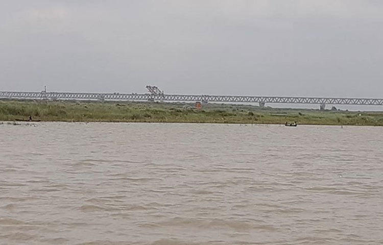 মনে হচ্ছে দিগন্তজুড়ে পদ্মা সেতু। ছবি: জাহিদ হাসান
