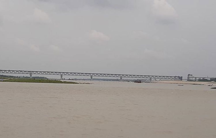 নৌ পথে যাতায়াত করলে এখন কেউ পদ্মা সেতুর ছবি তুলতে ভুল করেন না। ছবি: জাহিদ হাসান