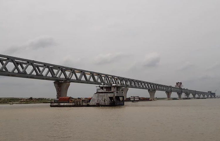 সবাই এখন অপেক্ষায় আছেন কবে শেষ হবে স্বপ্নের সেতুর সম্পূর্ণ কাজ। ছবি: জাহিদ হাসান