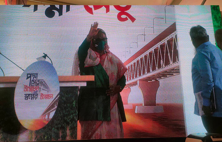 স্বপ্ন পূরণে আরও একধাপ এগোলো বাংলাদেশ। প্রধানমন্ত্রী শেখ হাসিনার দৃঢ়তায় খরস্রোতা পদ্মা নদীর ওপর নির্মিত হয়েছে সেতু। সেটি উদ্বোধন করতে এরই মধ্যে পদ্মার মাওয়া প্রান্তে পৌঁছেছেন শেখ হাসিনা ও তার সফরসঙ্গীরা। ছবি: আরাফাত রায়হান সাকিব