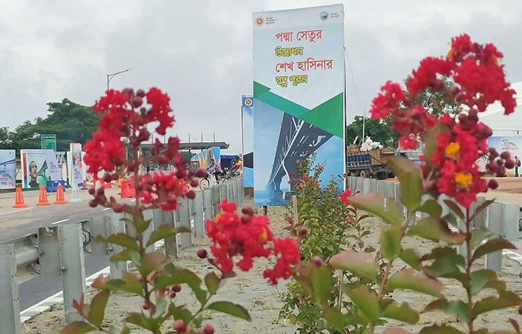 পুরো জাতি অপেক্ষায় আছে সেতু উদ্বোধনের জন্য। ছবি: আরাফাত রায়হান সাকিব
