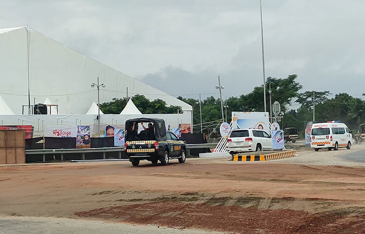 পদ্মা সেতু নির্মাণে অন্যতম সাক্ষী মুন্সিগঞ্জের মাওয়া পদ্মাপাড়। তাই সেতুর উদ্বোধনের আগ মুহূর্তে মাওয়া এলাকায় আনন্দে উদ্ভাসিত পদ্মাপাড়ের মানুষ। সর্বত্র সাজসাজ রব। ছবি: আরাফাত রায়হান সাকিব