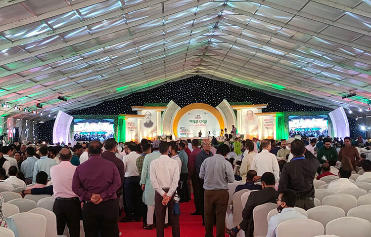 শনিবার সকাল ১০টায় তিনি সভামঞ্চে পৌঁছান। এর আগে সাড়ে ৯টায় তেজগাঁওয়ের পুরাতন বিমানবন্দর থেকে মুন্সীগঞ্জের মাওয়া প্রান্তের উদ্দেশ্যে রওনা দেন তিনি। ছবি: আরাফাত রায়হান সাকিব