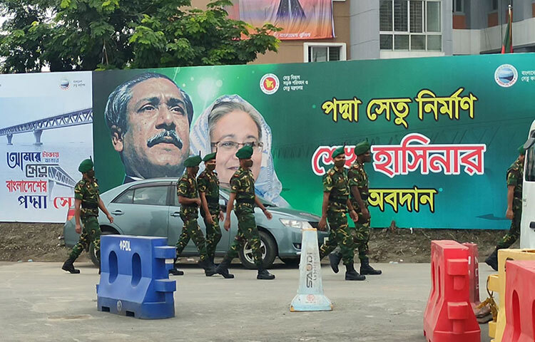 সেতুর উদ্বোধনী ফলক উন্মোচন ও সুধী সমাবেশ হবে মুন্সিগঞ্জের মাওয়া পদ্মা পাড়ে। প্রস্তুত ফলক মঞ্চ। সমাবেশে আমন্ত্রণ পাচ্ছেন ৩ হাজার সুধীজন। এ তালিকায় রয়েছেন মন্ত্রিসভার সদস্য, বিশিষ্ট রাজনীতিবিদ, বাংলাদেশে অবস্থানরত বিদেশি কূটনীতিক, নির্মাণ সহযোগী প্রতিষ্ঠানের প্রতিনিধি, দেশের খ্যাতনামা বুদ্ধিজীবী ও সাংবাদিকরা। ছবি: আরাফাত রায়হান সাকিব