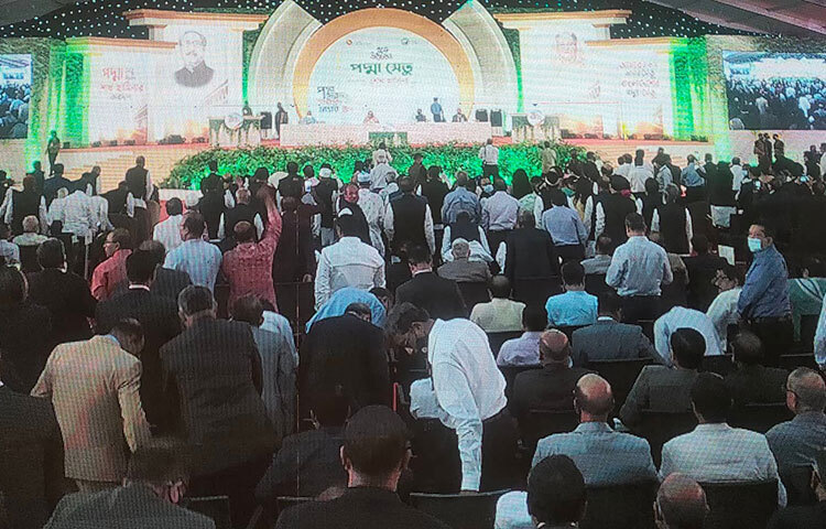 সফরসূচি অনুয়ায়ী, শনিবার সকাল সাড়ে ৯টায় তেজগাঁওয়ের পুরাতন বিমানবন্দর থেকে মুন্সীগঞ্জের মাওয়া প্রান্তের উদ্দেশ্যে রওনা দেন তিনি। প্রধানমন্ত্রীর কার্যালয়ের পদস্থ কর্মকর্তারা তার সঙ্গে ছিলেন। ছবি: আরাফাত রায়হান সাকিব