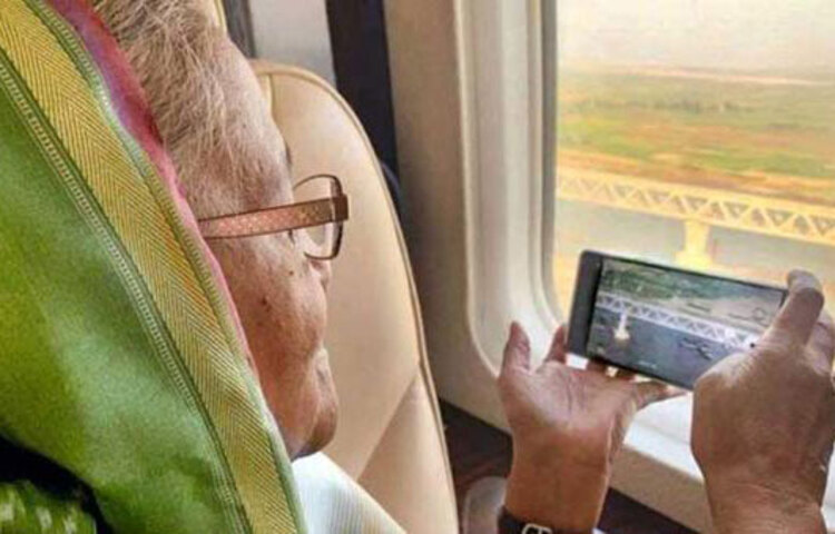 দেশি-বিদেশি অনেক যড়যন্ত্র মোকাবেলা করে প্রধানমন্ত্রী শেখ হাসিনা পদ্মা সেতু নির্মাণে দৃঢ় সংকল্পবদ্ধ। ছবি: সংগৃহীত