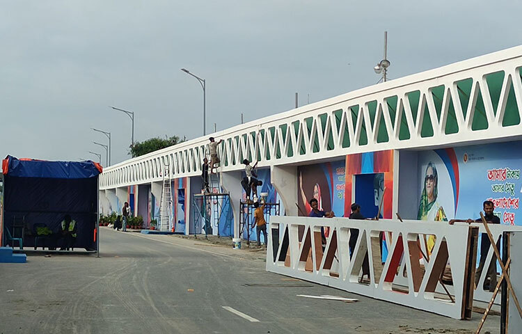 সরেজমিনে দেখা যায়, অনুষ্ঠানস্থল, ঢাকা-মাওয়া এক্সপ্রেসওয়ে সাজসজ্জায় ভরে উঠেছে। এক্সপ্রেসওয়ে সাজানো হয়েছে বিভিন্ন ব্যানার-ফেস্টুন। পদ্মা সেতুর নির্মাণ করায় স্থানীয় নেতাকর্মীরাও টানিয়েছেন ফেস্টুন। সমাবেশস্থলের দৃষ্টিনন্দন মঞ্চ তৈরিসহ সার্বিক ব্যবস্থাপনার কাজ শেষের পথে। ছবি: আরাফাত রায়হান সাকিব