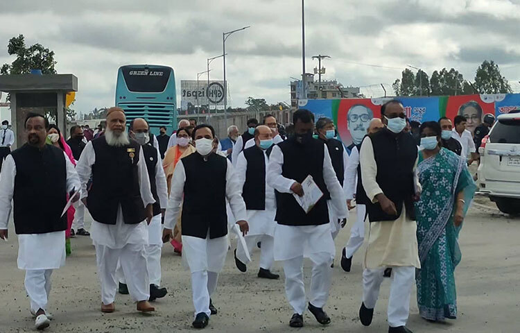 দিনের কার্যসূচি অনুযায়ী, প্রধানমন্ত্রী সকাল ১০টায় মাওয়া প্রান্তে পদ্মা সেতুর উদ্বোধন অনুষ্ঠানে অংশগ্রহণ করবেন। সেখানে সড়ক পরিবহন ও সেতুমন্ত্রী ওবায়দুল কাদেরের সভাপতিত্বে সুধী সমাবেশের আয়োজন করা হয়েছে। প্রধানমন্ত্রী সুধী সমাবেশে প্রধান অতিথির বক্তৃতা করবেন। ছবি: আরাফাত রায়হান সাকিব