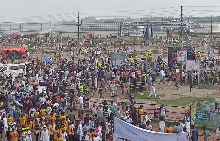 অনুষ্ঠানে এসেছেন বিভিন্ন শ্রেণি ও পেশার মানু। ছবি: আরাফাত রায়হান সাকিব