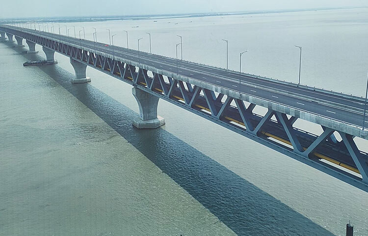 স্থানীয়দের সঙ্গে কথা হলে সবাই জানান উচ্ছ্বাসের কথা। মুন্সিগঞ্জ প্রেস ক্লাবের সাবেক সভাপতি রাসেল মাহমুদ জানান, বহু প্রতীক্ষার অবসান ঘটছে। চারদিকে উৎসবের আমেজ। অপেক্ষা শুধু কালকের দিনের জন্য। ছবি: আরাফাত রায়হান সাকিব