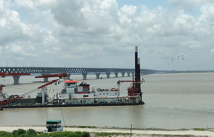 স্থানীয় মৎস্য ব্যবসায়ীরা জানান, কখনো ভাবেননি এ নদীতে সেতু হবে। কত কষ্ট করে পার হতো মানুষ। আজকের পর আর থাকবে না কোনো কষ্ট। খুব ভালো লাগছে। ছবি: আরাফাত রায়হান সাকিব