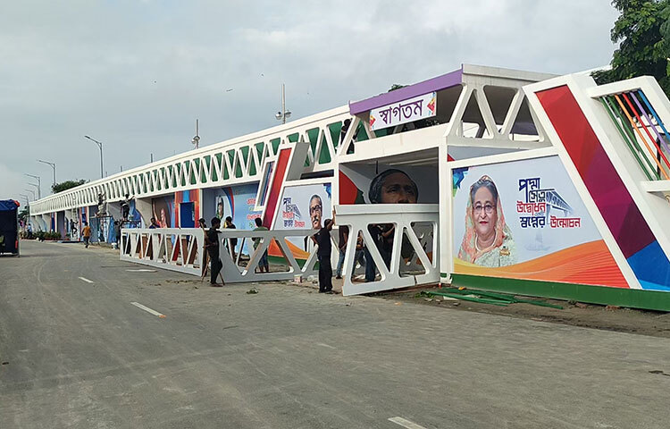 ২০০১ সালের ৪ জুলাই পদ্মা সেতুর ভিত্তিপ্রস্তর স্থাপন করেন প্রধানমন্ত্রী শেখ হাসিনা। ২০১৪ সালের নভেম্বরে নির্মাণ কাজ শুরু হয়। দুই স্তর বিশিষ্ট স্টিল ও কংক্রিট নির্মিত ট্রাসের এ সেতুর ওপরের স্তরে চার লেনের সড়ক পথ এবং নিচের স্তরে একটি একক রেলপথ রয়েছে। ছবি: আরাফাত রায়হান সাকিব