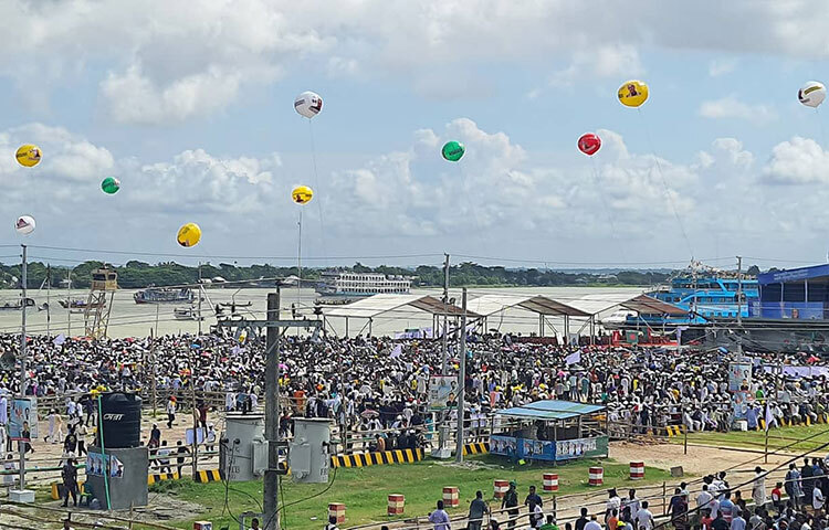 চুয়াডাঙ্গাসহ দক্ষিণাঞ্চলের বিভিন্ন জেলা থেকে বাস ভরে সাধারণ মানুষ এসেছেন পদ্মাসেতুর উদ্বোধনী জনসভায়। ছবি: একেএম নাসিরুল হক