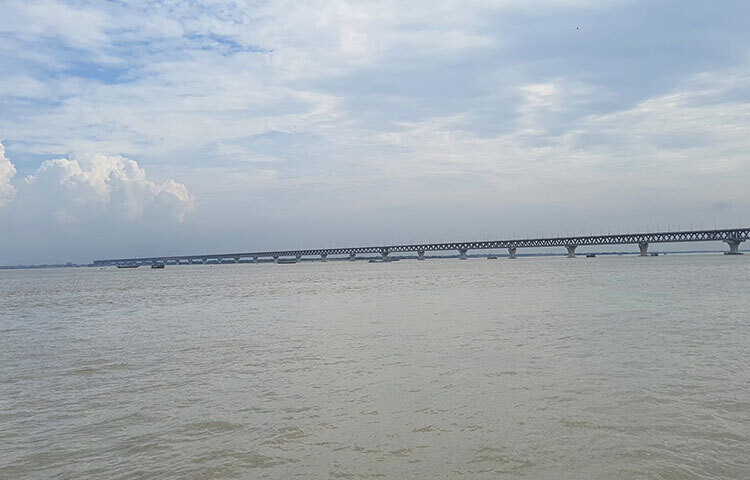 দক্ষিণাঞ্চলের ২১টি জেলার সঙ্গে যোগাযোগ সহজ হবে সেতুটি চালু হলে। ছবি: দুর্লভ আনন্দ বাড়ৈ