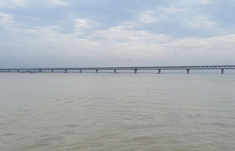 গত বছরের ২৩ আগস্ট পদ্মা সেতুতে শেষ রোড স্ল্যাবটি বসানো হয়। এরপর সংযুক্ত হয়েছে সেতুর মাওয়া-জাজিরা সড়কপথে। ছবি: দুর্লভ আনন্দ বাড়ৈ