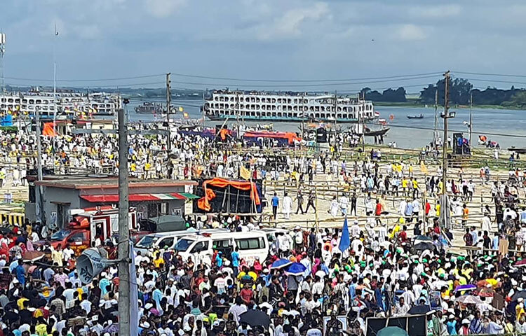 চুয়াডাঙ্গা থেকে আসা মো.তানভীর জাগো নিউজকে বলেন,আমাদের দুই শতাধিক বাস এসেছে। মহাসড়কে বাসে আটকে আছে। আমরা হেঁটে সমাবেশ স্থলের দিকে যাচ্ছি। ছবি: একেএম নাসিরুল হক