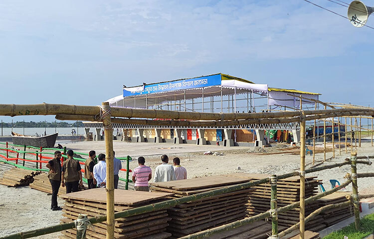 উদ্বোধনের জন্য মাদারীপুরের বাংলাবাজার ঘাট এলাকায় মঞ্চ তৈরি করা হচ্ছে। ছবি: দুর্লভ আনন্দ বাড়ৈ