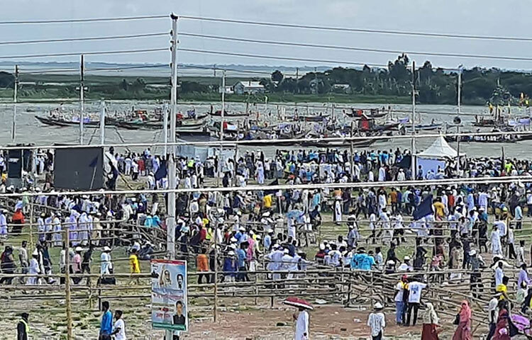 শিবচরের বাংলাবাজার ইলিয়াস আহমেদ চৌধুরী ঘাটের জনসভাবেশ স্থল ভোর থেকেই মানুষের পদচারণায় মুখোর হয়ে উঠছে। বেলা বাড়ার সাথে সাথে কানায় কানায় ভরে উঠবে সমাবেশ এলাকায়। সড়কে আসা মানুষের উপস্থিতিতে এমনটাই মনে করছেন স্থানীয়রা। ছবি: একেএম নাসিরুল হক