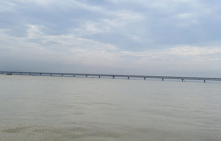 এরই মধ্যে সেতুতে বৈদ্যুতিক বাতি পরীক্ষামূলকভাবে জ্বালানো হয়েছে। ছবি: দুর্লভ আনন্দ বাড়ৈ