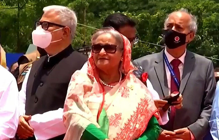 হেলিকপ্টারযোগে সকাল ১০টায় মুন্সিগঞ্জের দোগাছি পদ্মা সেতু সার্ভিস এরিয়া-১ এ পৌঁছান প্রধানমন্ত্রী। ছবি: সংগৃহীত