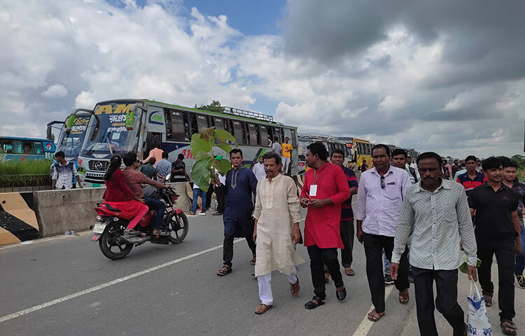 দক্ষিণাঞ্চলের মানুষ দলে দলে পদ্মা সেতুর উদ্বোধনী অনুষ্ঠানে অংশ নিতে আসে। ছবি: জাগো নিউজ