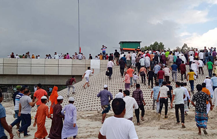 উদ্বোধনের পর পদ্মা সেতুতে উঠতে দর্শনার্থীদের প্রতিযোগীতা দেখা যায়। মুহূর্তের মধ্যেই হাজারো মানুষর সেতু উঠে যায়। এ সময় অনেকে হেঁটে পদ্মা সেতুতে উঠে পড়েন। ছবি: জাগো নিউজ