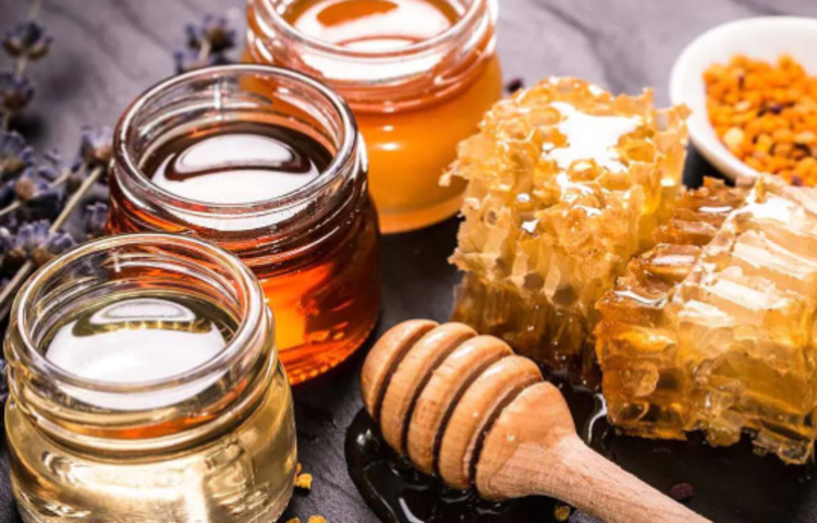 মধুতে আছে একাধিক স্বাস্থ্যগুণ। গলার সংক্রমণ সারিয়ে তুলতে গরম পানিতে মধু মিশিয়ে নিন। তাতে দিন লেবুর রস বা চায়ের লিকার। এই পানীয় পান করুন দিনভর বেশ কয়েক বার। এর ফলে গলা সংক্রমণে আরাম পাবেন। ছবি: সংগৃহীত