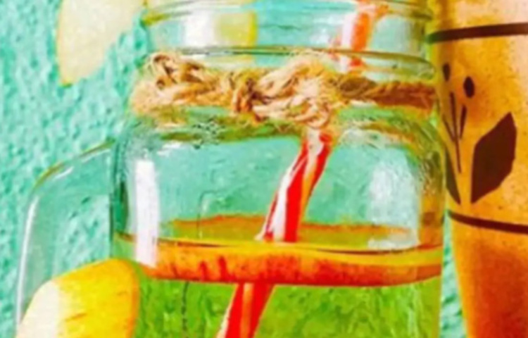 অ্যাসিডিক ধরনের জন্য গলার সংক্রমণের জীবাণুনাশ করতে অ্যাপল সিডার ভিনিগার খুবই কার্যকর। ঠান্ডা লাগার সমস্যাতেও ব্যবহার করুন অ্যাপল সিডার ভিনিগার। ছবি: সংগৃহীত