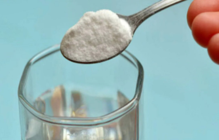 গলার ব্যথা দূর করতে সবথেকে জনপ্রিয় ও প্রচলিত রীতি হলো লবণ পানিতে গার্গল করা। এক কাপ গরম পানিতে মেশান এক চামচ নুন। এই মিশ্রণ দিয়ে বার বার গার্গল করুন। ঠান্ডায় গলার সমস্যায় আরাম পাবেন। ছবি: সংগৃহীত