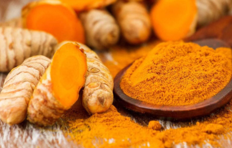 কাঁচা হলুদ অ্যান্টিঅক্সিড্যান্টে ভরপুর। সংক্রমণ রোধ করতেই এই মসলা বেশ কার্যকর। এক কাপ গরম পানি নিন। তাতে মিশিয়ে নিন অর্ধেক চামচ হলুদের গুঁড়ো এবং অর্ধেক চামচ লবণ। এই মিশ্রণ দিয়ে গার্গল করুন। ছবি: সংগৃহীত