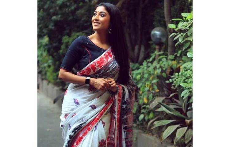 নতুন বছরে ঐতিহ্যবাহী পোশাক শান্তিপুরী শাড়িতে দর্শকদের সামনে হাজির হলেন পাওলি। ছবি: ফেসবুক