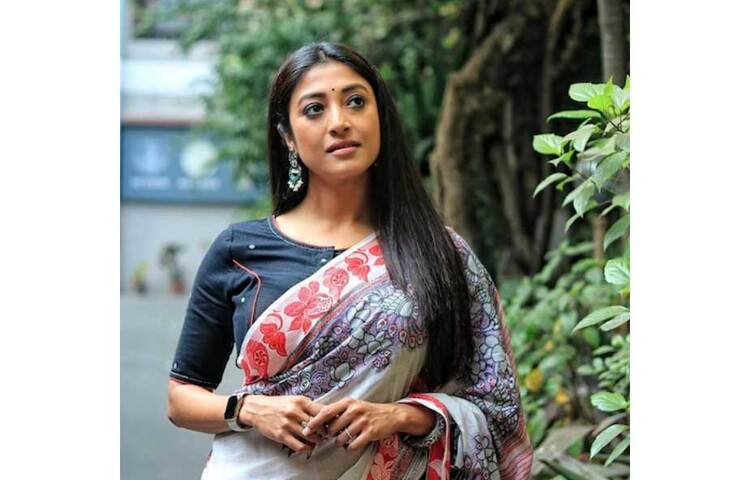 শান্তিপুরী শাড়িতে পাওলিকে দেখে মুগ্ধ হয়েছেন তার ভক্ত-অনুসারীরা। ছবি: ফেসবুক