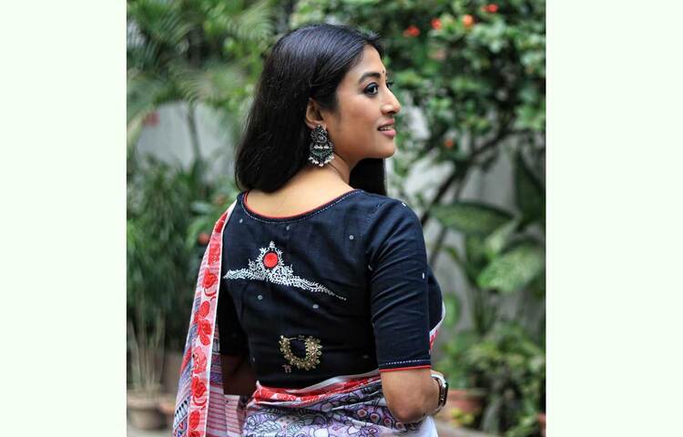 পাওলির এ ছবিতে সোমনাথ বাওনিয়া নামের একজন লিখেছেন, ‘নির্বাক দর্শক আমি। মনে হয় পৃথিবীর মতো রূপ’। ছবি: ফেসবুক