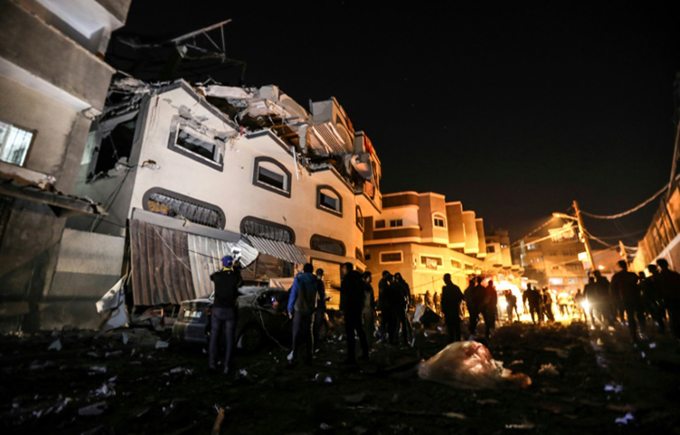 মানুষের বসত বাড়িতে আক্রমণ।