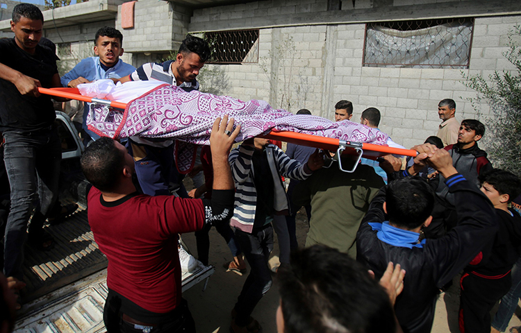 ইসরাইলি আক্রমণে আহত এক ফিলিস্তিনিকে চিকিৎসার জন্য নিয়ে যাওয়া হচ্ছে।