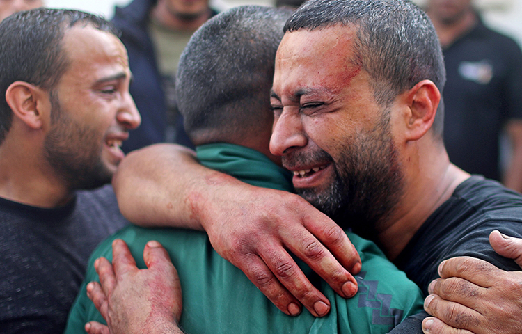 ইসরায়েলের সেনাবাহিনী বলেছে, ইসরায়েলের বিরুদ্ধে রকেট উৎক্ষেপণের প্রস্তুতি নেয়ার সময় মাভাজের ওপর হামলা চালানো হয়।