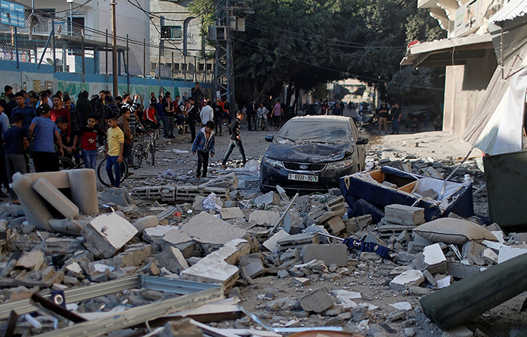 এদিকে, ইসরায়েল এবং গাজার মধ্যকার সংঘর্ষের পর আন্তর্জাতিক পর্যায়ে কূটনৈতিক উদ্যোগ শুরু হয়েছে। দু'পক্ষের মধ্যে যুদ্ধবিরতির জন্য মিসর প্রচেষ্টা শুরু করেছে।