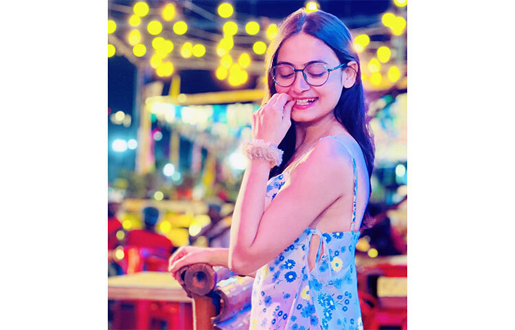 টালিউডে সংক্ষিপ্ত যাত্রাপথেই একাধিক চ্যানেলের সিরিয়ালে অভিনয় করেছেন পল্লবী। ‘আমি সিরাজের বেগম’ ধারাবাহিকে সিরাজের স্ত্রী লুৎফার চরিত্রে পল্লবীর লুক ও অভিনয় দর্শকদের মন কেড়ে নেয়। ছবি: সংগৃহীত