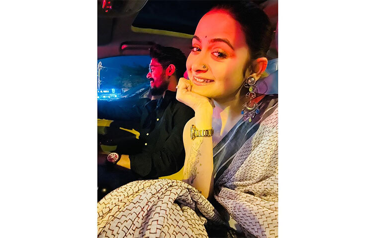 হাসপাতালে নিয়ে যাওয়া হলে পল্লবীকে মৃত বলে ঘোষণা করেন চিকিৎসকরা। ময়নাতদন্তেও প্রাথমিকভাবে গলায় ফাঁস লাগাকেই মৃত্যুর কারণ হিসেবে বলা হয়েছে। তবে মেয়ের রহস্যময়মৃত্যুতে খুনের অভিযোগ করেছেন পল্লবীর বাবা-মা। ছবি: সংগৃহীত