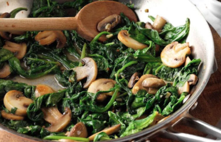 পালং শাকে আয়রন থাকায় রক্তাল্পতায় দারুণ কাজ করে। লাঞ্চ বা ডিনারে পালং শাক খান বা পালং শাকের জুস খান, রক্তে আয়রন বৃদ্ধি পাবে।