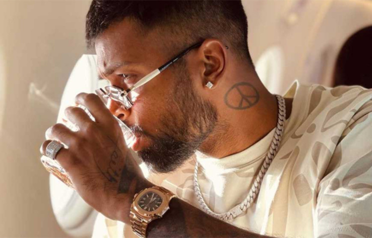 এই বছর জুন মাসে নিজের বাড়িতে রান্না করার একটি ছবি ইনস্টাগ্রামে পোস্ট করেন হার্দিক। সেখানে দেখা যাচ্ছে তার হাতে রয়েছে রোলেক্স অয়েস্টার পারপেচুয়াল ডেটোনা কসমোগ্রাফ ঘড়ি। বাজারে এই ঘড়ির দাম ১ কোটি টাকার কাছাকাছি। ছবি: সংগৃহীত