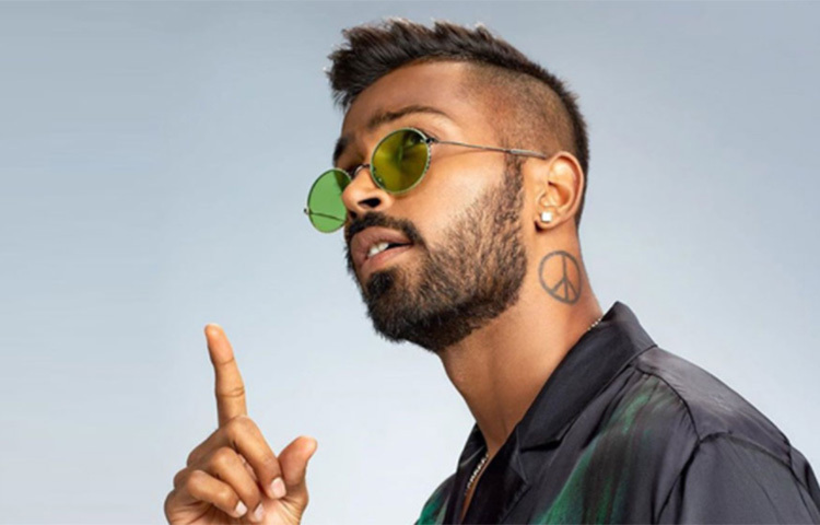 মাঠে পারফরম্যান্স যে রকমই হোক না কেন, মাঠের বাইরের ঘটনায় বার বার খবরের শিরোনামে হার্দিক। ছবি: সংগৃহীত