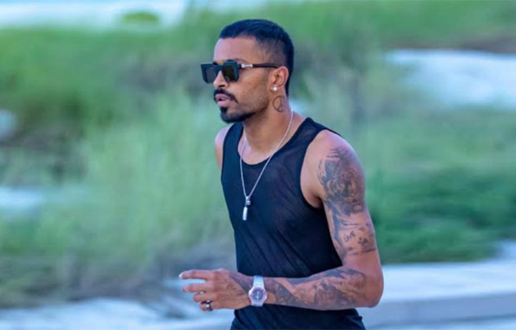 গত মঙ্গলবার দুবাই থেকে ফেরার পথে মুম্বাই বিমানমন্দরে তার কাছ থেকে দুটি দামি ঘড়ি আটক করেন শুল্ক বিভাগের কর্মকর্তারা। ছবি: সংগৃহীত