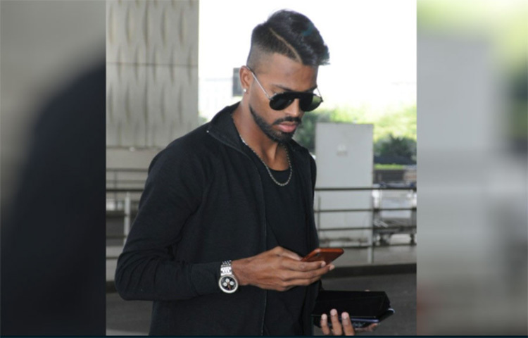 বিশ্বকাপ শেষে ভারতীয় দলের সঙ্গে ভারতে ফেরার পরে মুম্বাই বিমানবন্দরে হার্দিকের কাছে দুটি দামি ঘড়ি দেখতে পান সেখানে কর্মরত শুল্ক বিভাগের কর্মকর্তারা। ছবি: সংগৃহীত