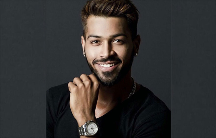 শুল্ক বিভাগের দাবি, ঘড়ি দুটির দাম প্রায় পাঁচ কোটি রুপি। যদিও হার্দিক জানান, ঘড়ির দাম দেড় কোটি রুপি। ছবি: সংগৃহীত