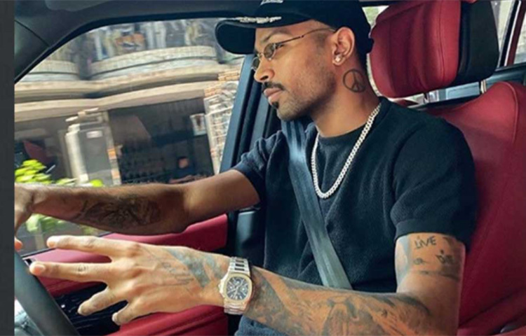 দামি ঘড়ির প্রতি হার্দিকের আগ্রহ অনেক দিনের। দেখে নেওয়া যাক মুম্বাই ইন্ডিয়ান্সের এই ক্রিকেটারের কাছে কী কী দামি ঘড়ি আছে। ছবি: সংগৃহীত