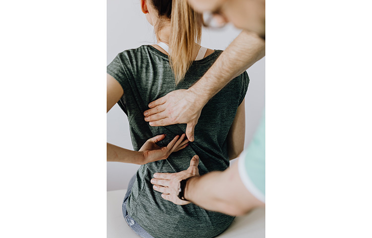 সবার আগে রাতে পর্যাপ্ত পরিমাণ ঘুম অত্যন্ত জরুরি। ঘুম কম হলে বা না হলে শরীরে অসুখ বাড়ে। এর মধ্যে সবচেয়ে বেশি ব্যথা বাড়ে। ফলে, শীতের সময় ঘুমের যেন ব্যাঘাত না ঘটে, তা মাথায় রাখতে হবে। ছবি: সংগৃহীত